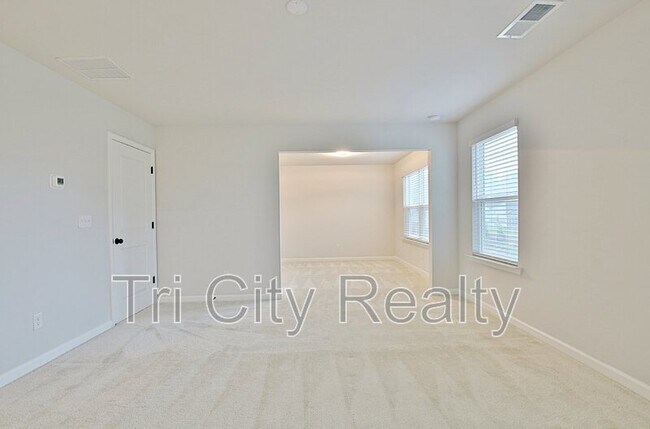 Building Photo - 504 Albertson Ave