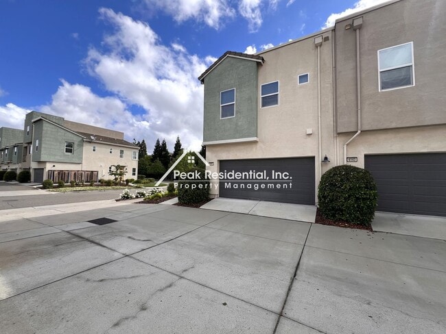 Building Photo - Updated 3bd/3ba North Natomas Townhouse