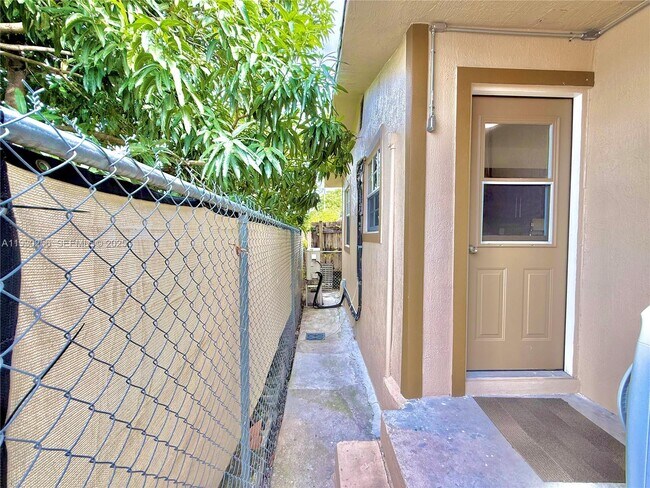 Building Photo - 1001 NW 23rd Ct