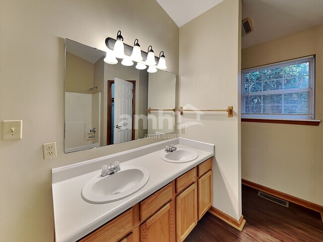 Building Photo - 464 E Quail Wood Ln