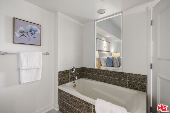 Building Photo - 13700 Marina Pointe Dr