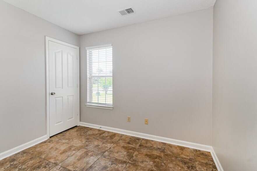 Building Photo - 4258 Ravenwood Dr N