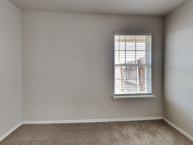 Building Photo - 2165 Robin Ridge Ln