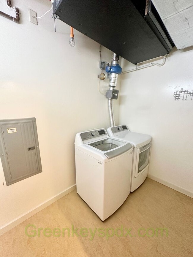 Building Photo - Spacious, open-concept 1-bedroom 16th floo...