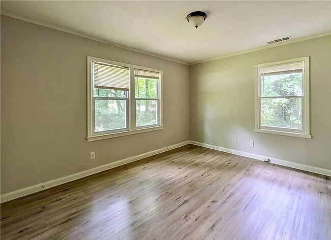 Building Photo - Charming Family Home | 3-4 Bedrooms | Large Yard | Convenient Location
