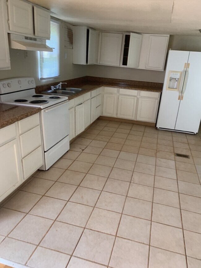 Building Photo - 119 Robin Hood Rd