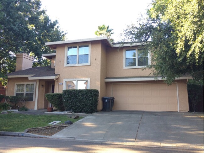 Building Photo - Spacious 3 Bedroom Home available in South...