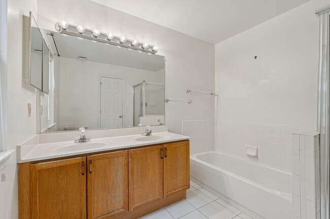 Building Photo - Great Location for schools, shopping and d...