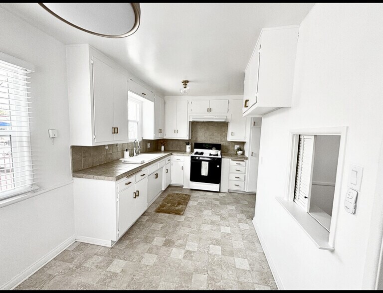 Building Photo - 4014 Perlita Ave