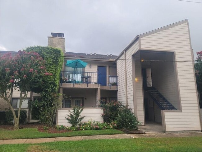Primary Photo - 7076 N Holiday Dr