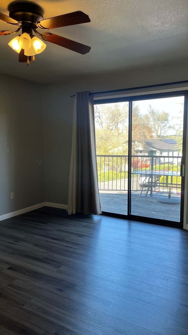 Building Photo - 12003 Lakeshore S