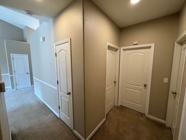 Building Photo - Spacious Tulare Home Available Now!