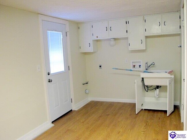 Building Photo - 927 Woods Hollow Dr