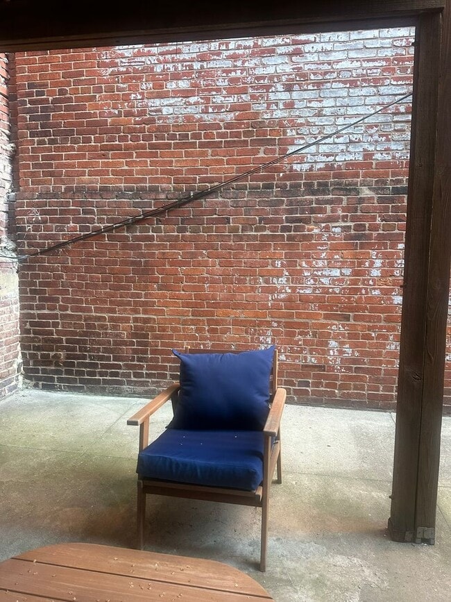 Building Photo - Modern Basement Unti 1 Bedroom/1 Bath, Recently renovated, new stainless steel appliances, floori...