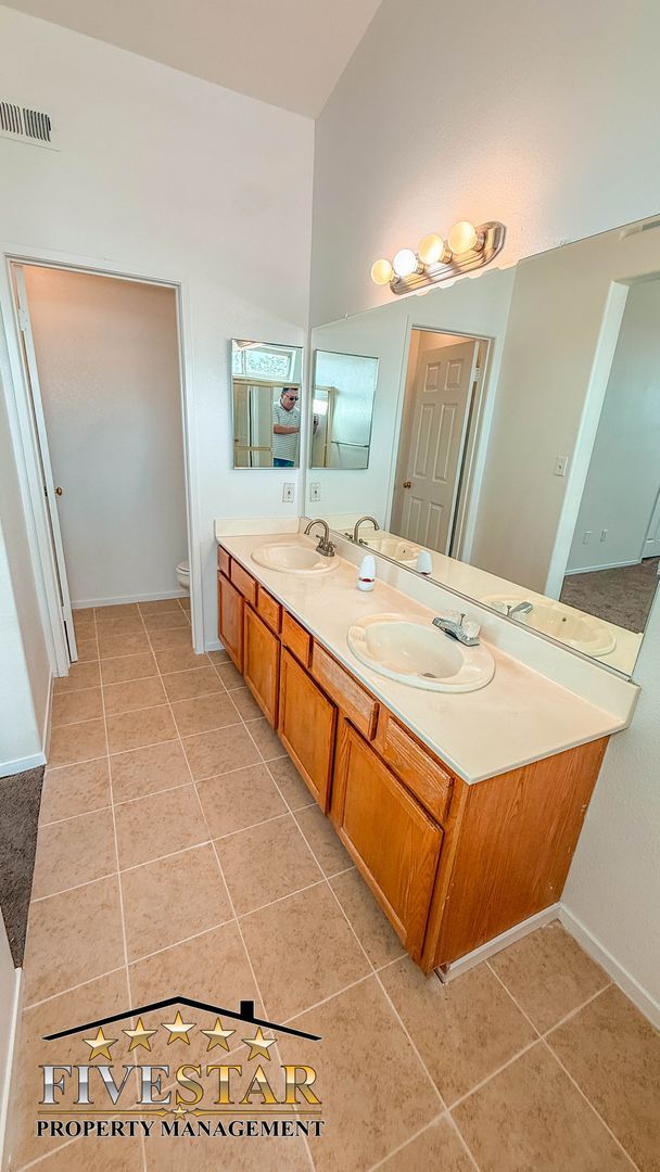 Building Photo - House for Rent in SouthWest Bakersfield