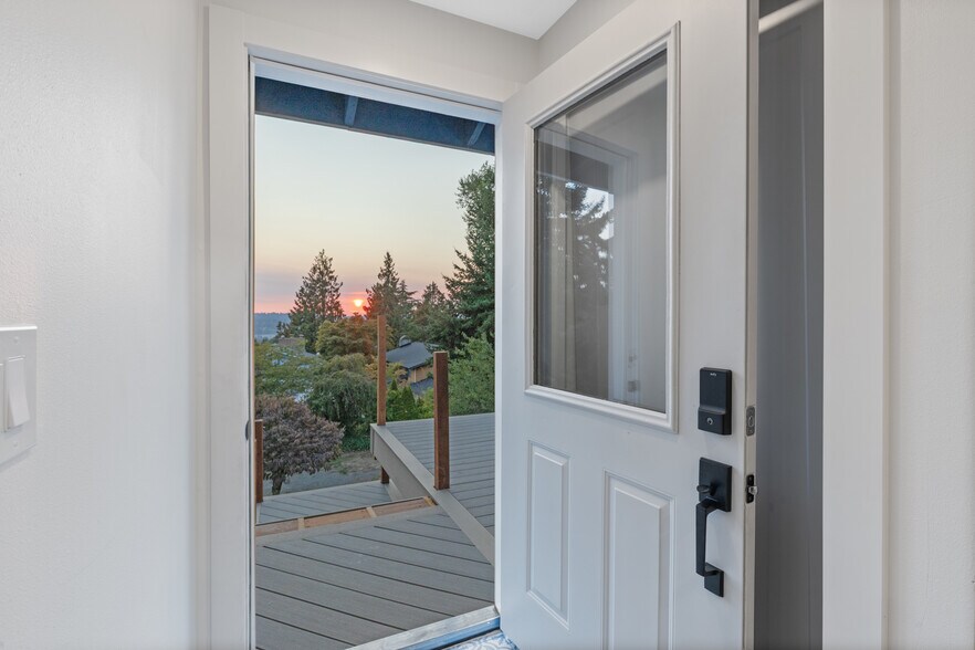 Beautiful deck facing sunset ( fully finished before move in) - 5150 S Creston St