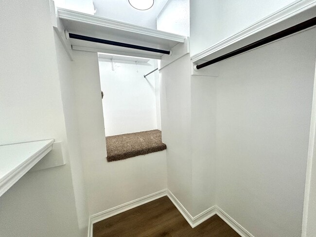 Building Photo - Well appointed 2 bed, 2.5 bath Townhouse