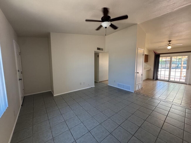 Building Photo - 1205 E Cottonwood Dr