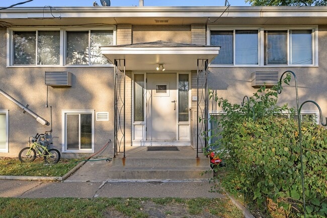 Building Photo - Spacious 2BR/1Bath Available Now!