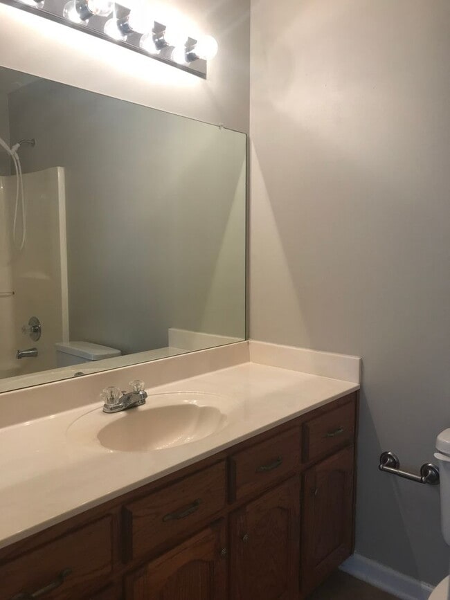 Building Photo - Olive Branch - 3 Bedroom, 2 Full bath Split Plan with Patio and Wood Privacy Fenced in Yard - Ove...