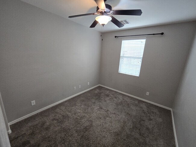 Building Photo - 950 S Wallrade Ln