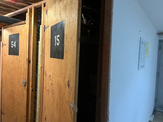 Building Photo - 6 Rose Ln