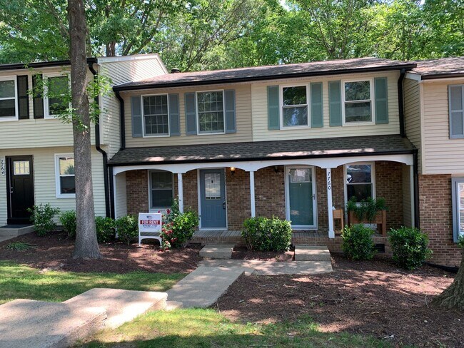 Building Photo - Renovated Raleigh Townhome Conveniently Lo...