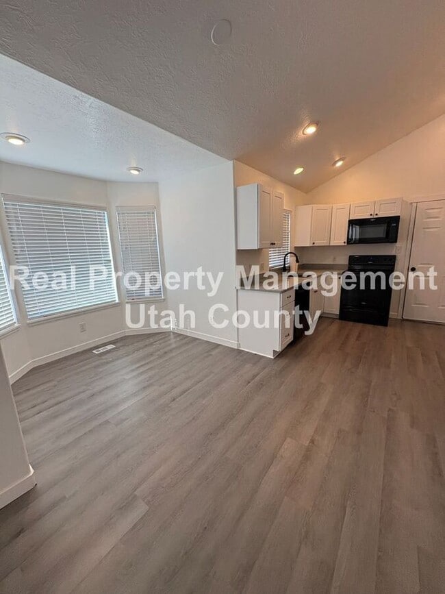 Building Photo - 614 N 550 E St