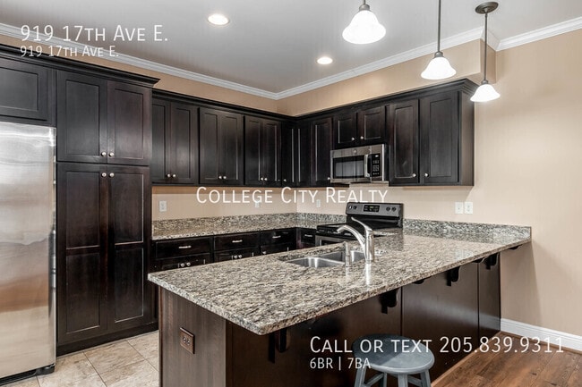 Building Photo - 919 17th Ave E