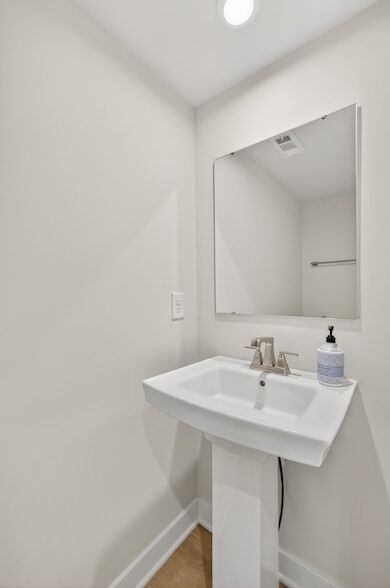 Building Photo - 1085 Duncan St