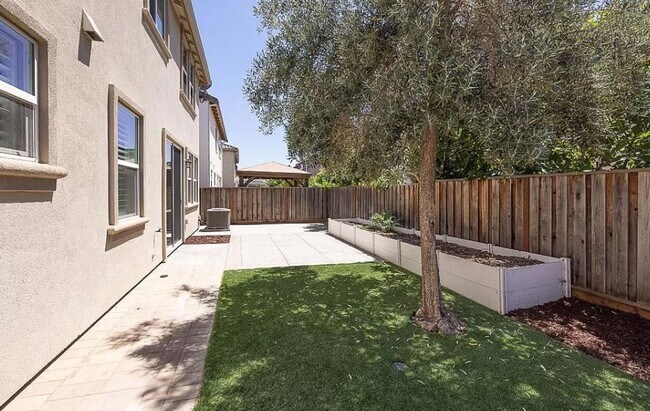 Building Photo - $4195.00 - Gorgeous and Ready for Move-In! Spacious 4 Br / 2.5 Ba in South Gilroy