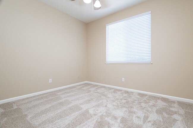 Building Photo - Spacious Folsom Parkway Home Near The Back...