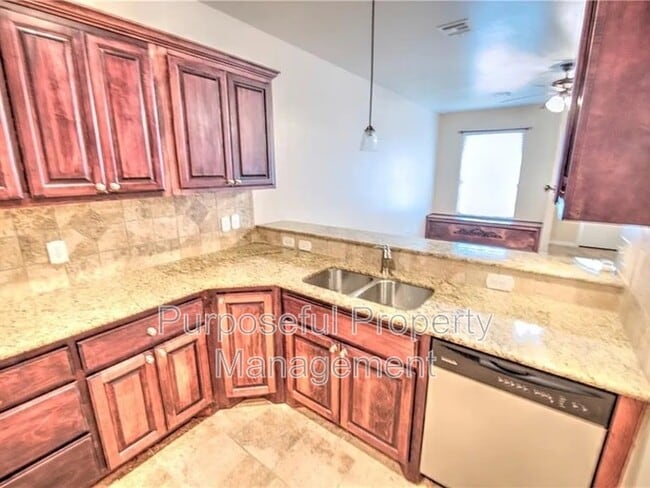 Building Photo - 2102 Lonnie Ln