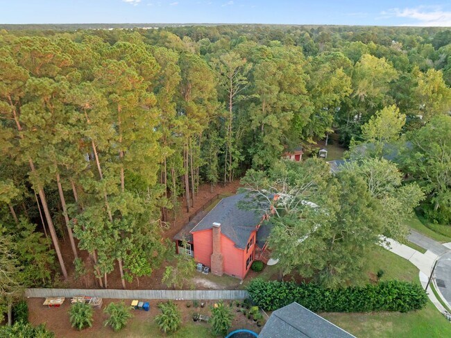 Building Photo - $300 off the first month's rent on a 12 month approved lease