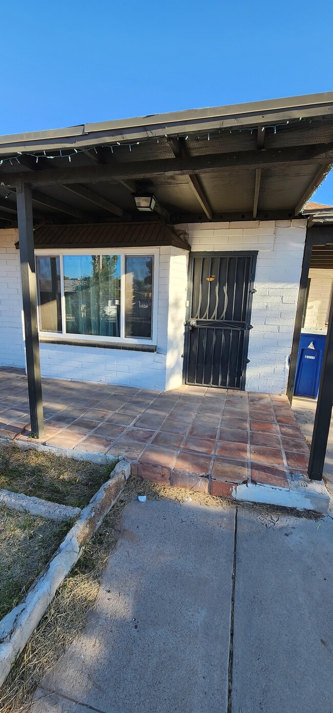 Building Photo - 2126 E Hidalgo Vista