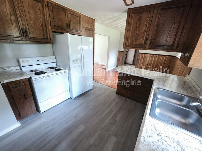 Building Photo - 317 N Hillandale Dr