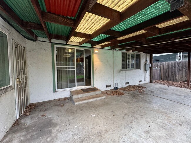 Building Photo - 714 E Longview Ave