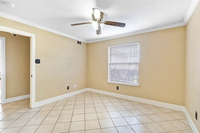 Building Photo - 7811 Fall Glen Dr