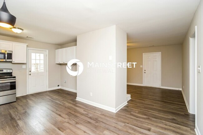 Building Photo - 3 Bedroom Pet-Friendly Home in Charlotte, NC with Main Street Renewal