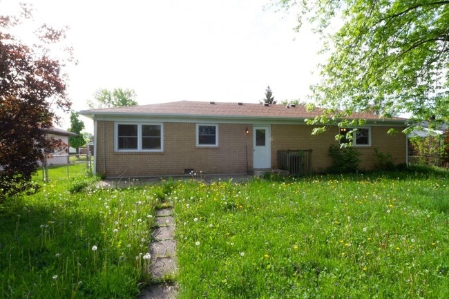 Building Photo - Updated 3 bedroom 1.5 bath home in desirab...