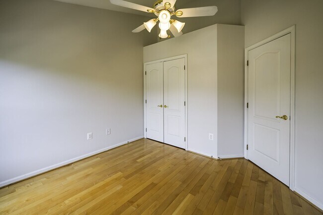 Building Photo - Tower Oaks First-Time Townhome in Rockville is Move-in Ready!