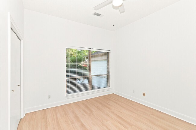 Building Photo - 2234 Foreland Dr