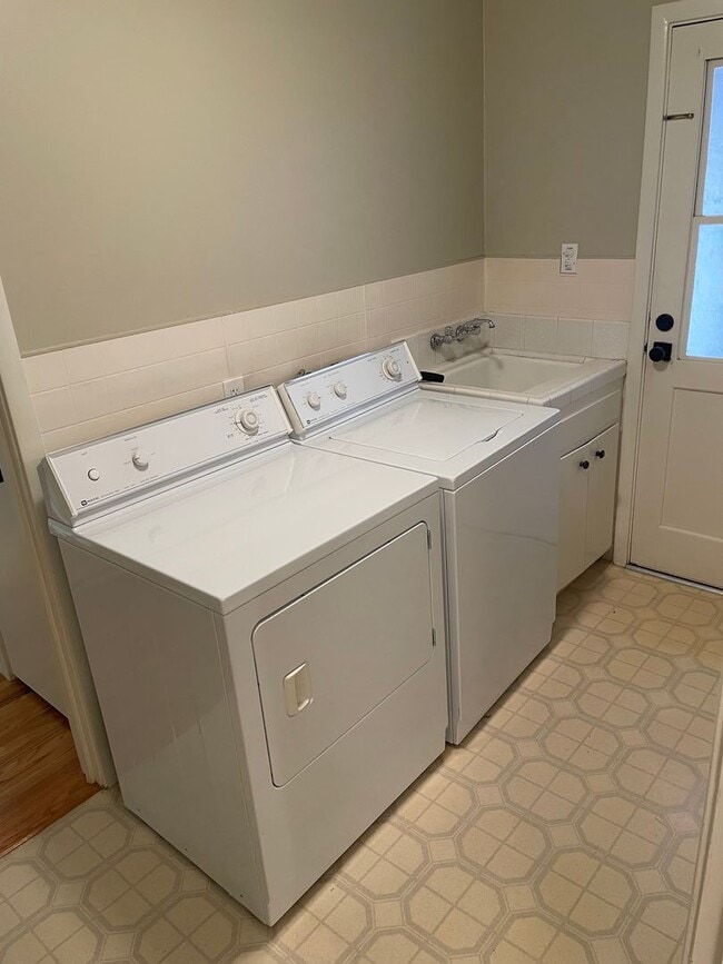 Building Photo - 3 Bed/1 Bath Single Family Home in East Sacramento