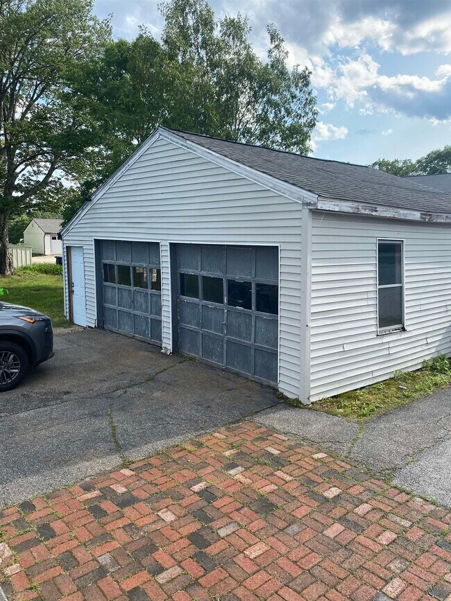 Building Photo - 106 Bismark St