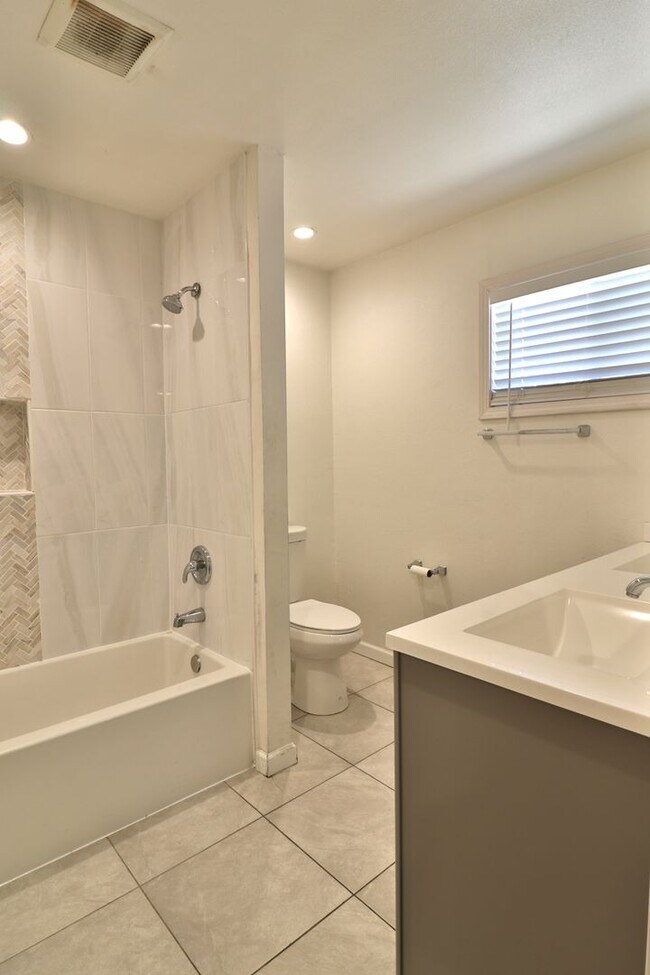 Building Photo - Roommate- Friendly 4 bedroom, 2 Bath Home Near UNR