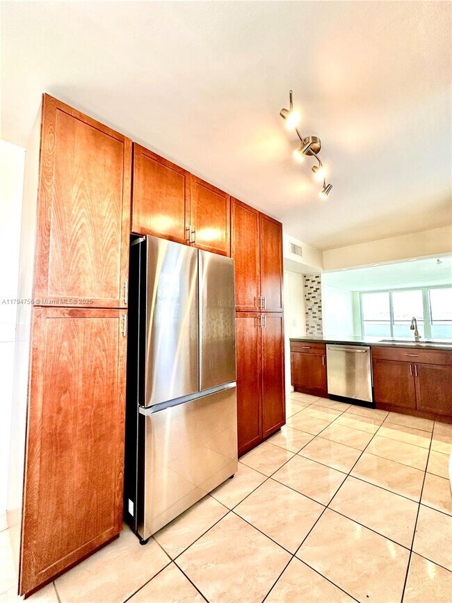 Building Photo - 1175 NE Miami Gardens Dr