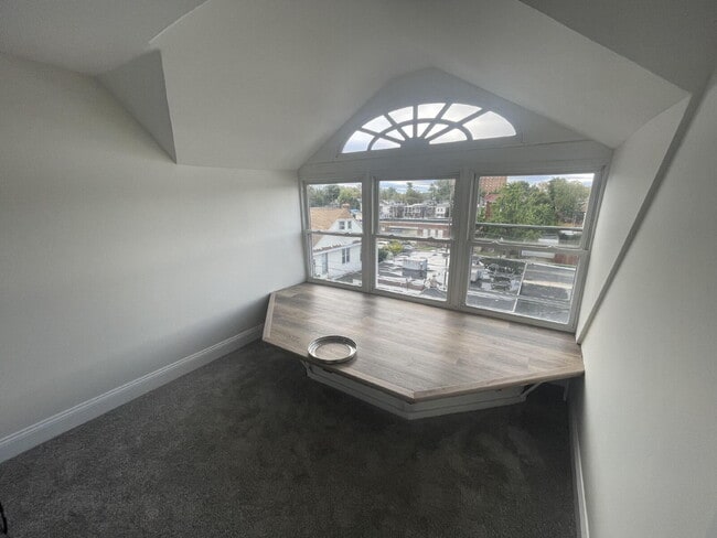 Building Photo - "Spacious 5-Bedroom Gem with 2 Full Baths on Logan Street - Your Harrisburg Haven Awaits!"