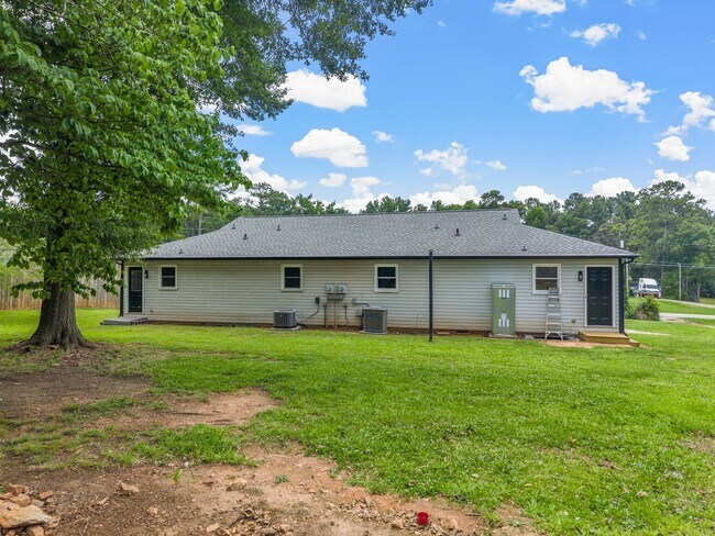 Building Photo - Freshly renovated 2 bed 2 bath home-$500 off first month rent!!