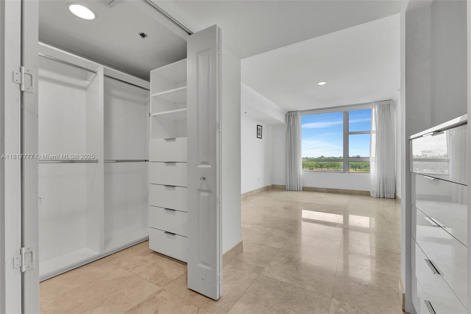 Building Photo - 2641 N Flamingo Rd