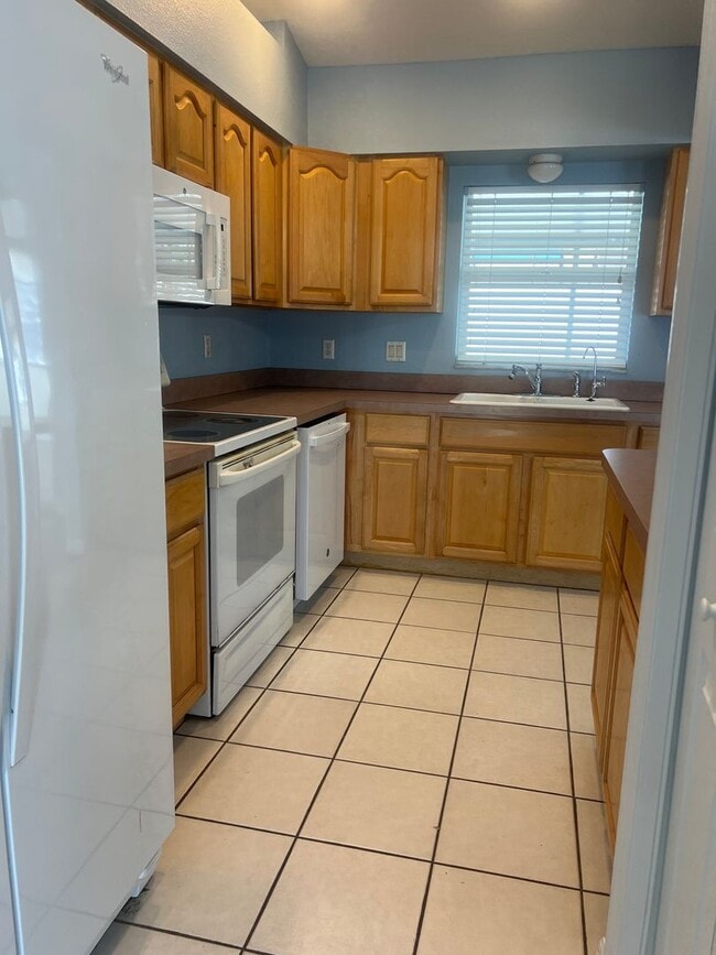 Building Photo - PENDING - 3BR/2BA Single Family Home